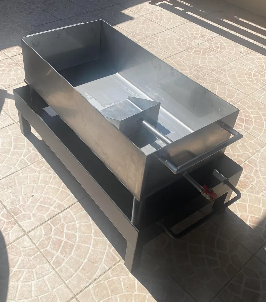 Plat à brasucade en inox alimentaire avec son plat acier pour le feu de bois