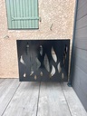 Cache-climatiseur thermolaqué, détail des ajours