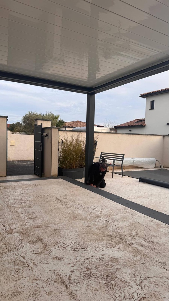Pergola bioclimatique anthracite — réalisation Prometal