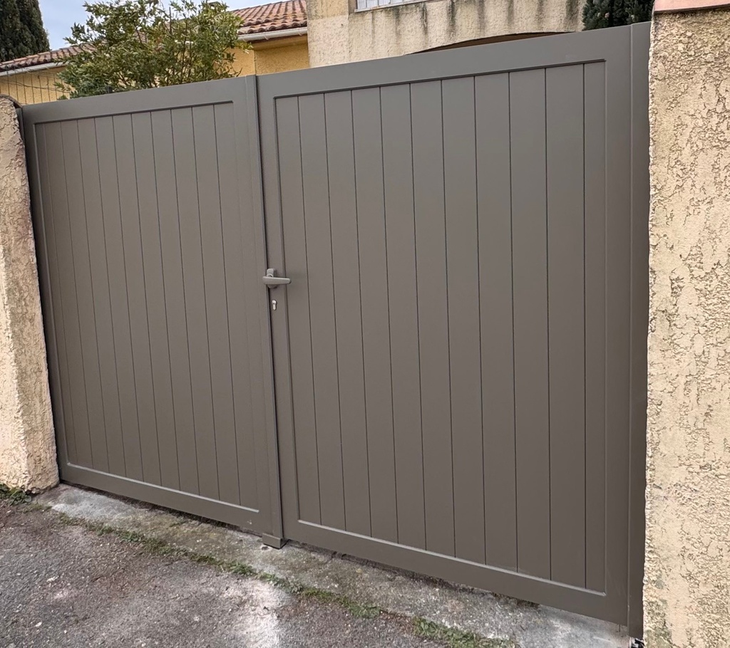 Portail battant en aluminium gris, lames horizontales — Vic-la-Gardiole