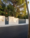 Portail coulissant en aluminium et portillon assorti, sur mur enduit