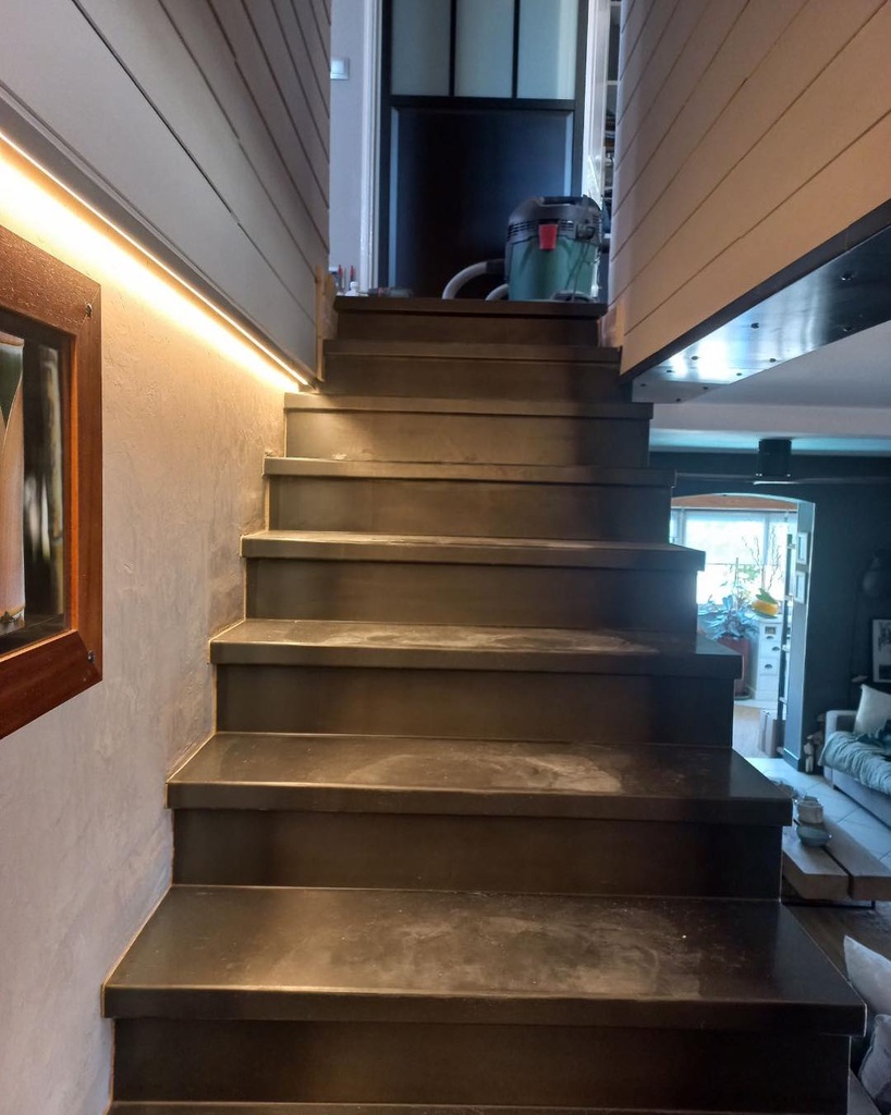 Escalier habillé en acier patiné, vue depuis l'entrée — Vic-la-Gardiole