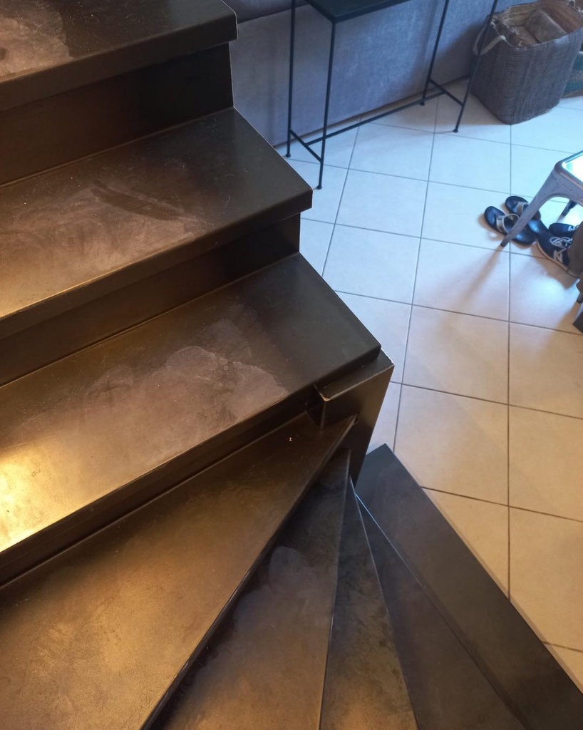 Marches en acier patiné d'un escalier sur mesure, détail — Vic-la-Gardiole