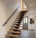 Escalier droit sur mesure, limon central en acier et marches en chêne