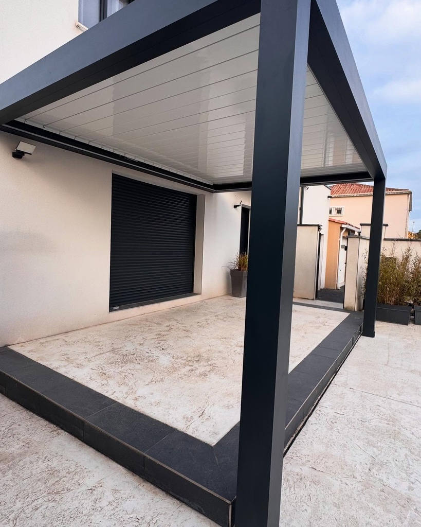 Pergola adossée en aluminium anthracite — réalisation Prometal