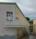 Passerelle et escalier en acier thermolaqué, école élémentaire