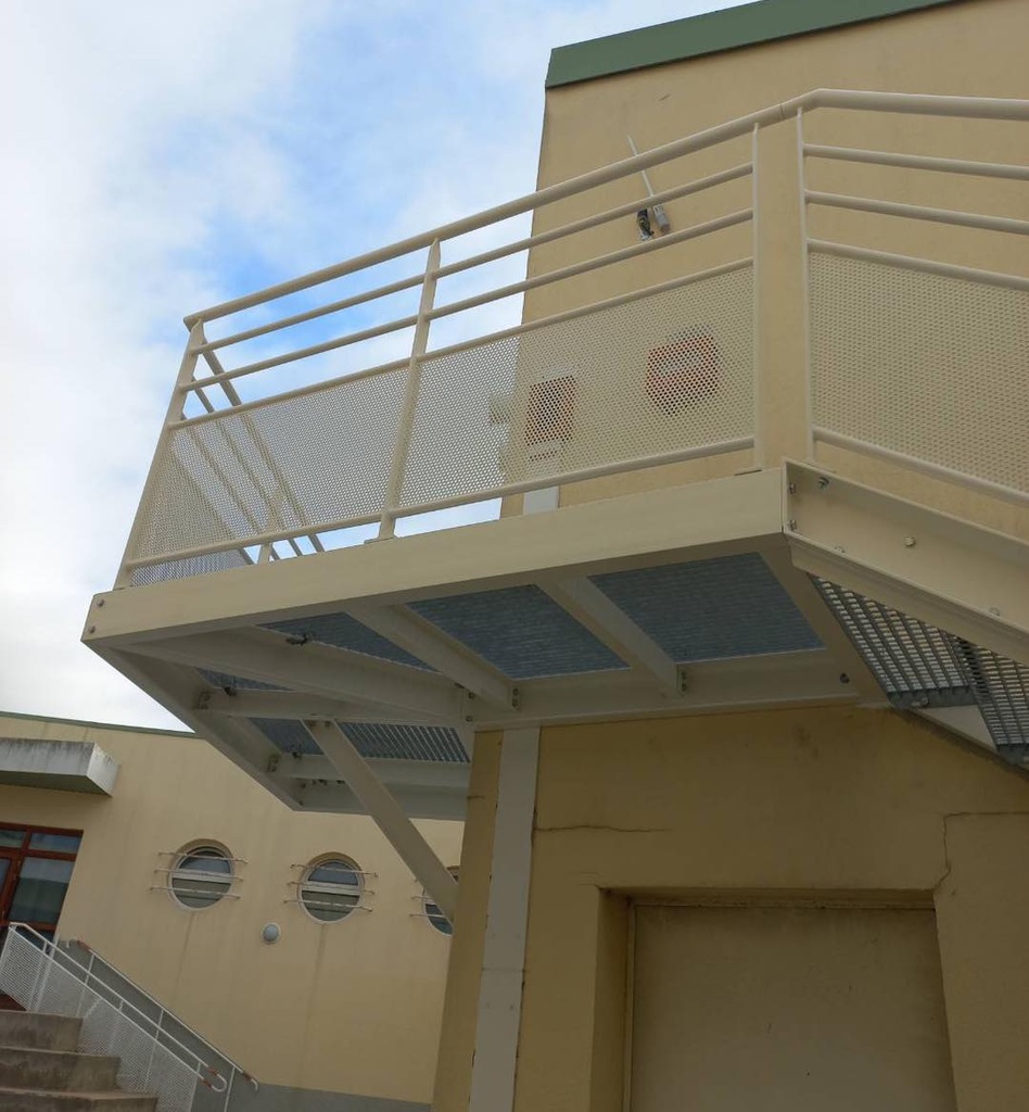 Passerelle métallique en acier thermolaqué, vue en contre-plongée — école élémentaire
