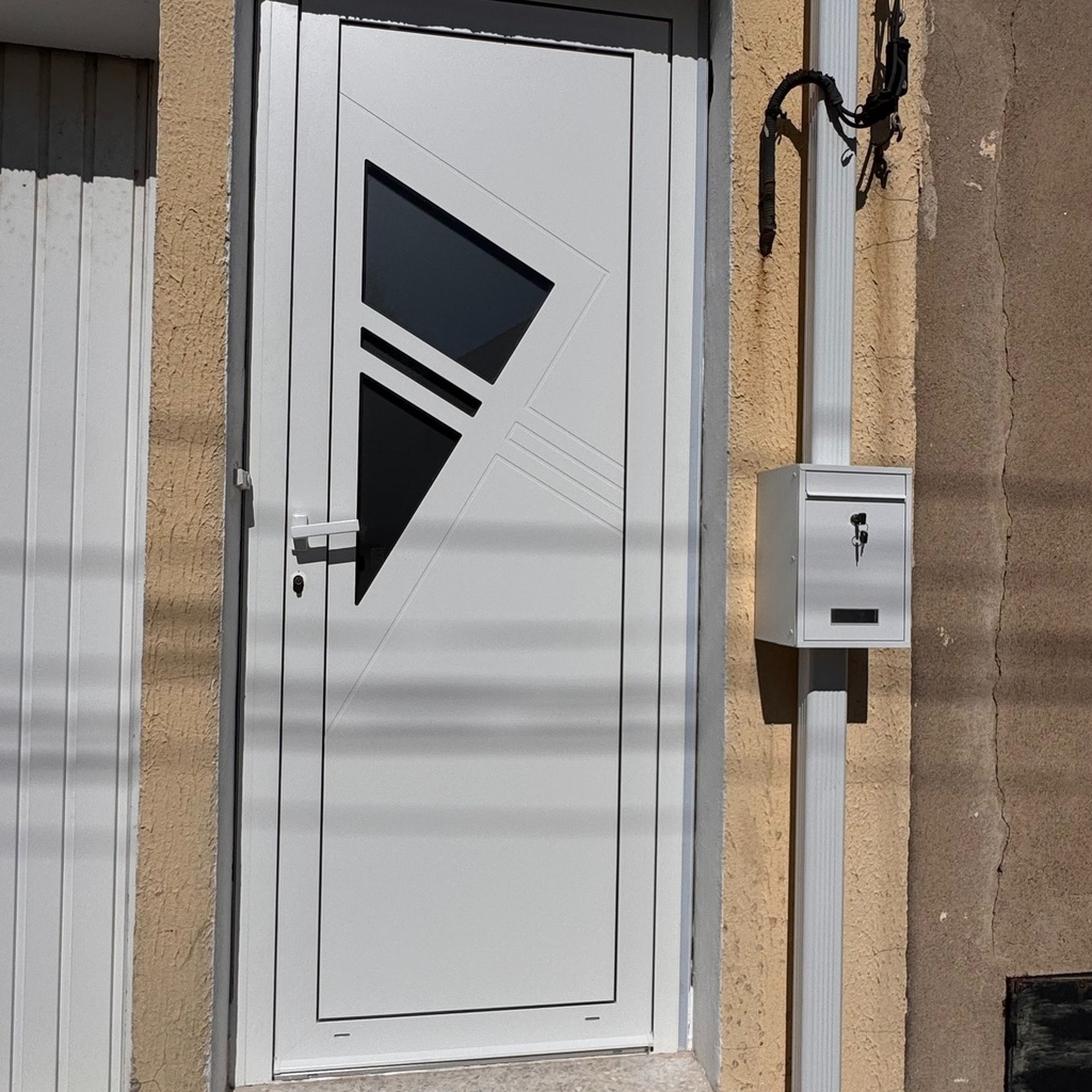 Porte d'entrée en aluminium blanc sur mesure, décor géométrique — remplacement d'une porte en bois