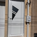 Porte d'entrée en aluminium blanc sur mesure, décor géométrique — remplacement d'une porte en bois