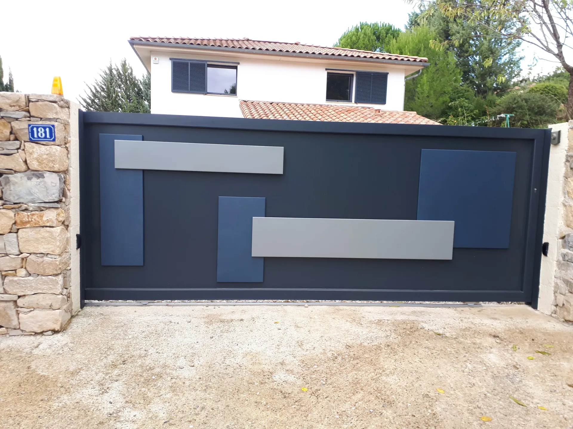 Portail aluminium tri-color sur mesure Montpellier
